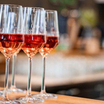 Weingläser mit roséfarbenem Aperitif