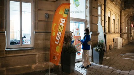 Person öffnet die Tür zum kultur.lokal.fürth, wo eine Veranstaltung des Lesen!-Festivals stattfindet.