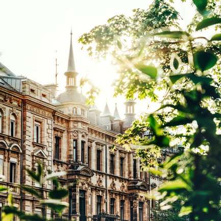 Morgensonne steigt hinter den eleganten klassizistischen Fassaden der Fürther Prachtpromenaden empor