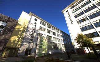 Außenansicht der Technikum-Gebäude in Fürth mit großen Fensterfronten, Sitz der Neuen Materialien