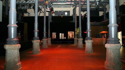 Großer Saal im Kulturforum Fürth mit prächtigen Säulen, rotem Teppich, Kunstwerken und Beleuchtung