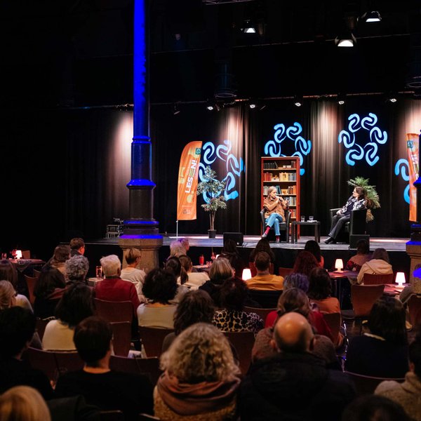 Julia Engelmann im Interview auf der Bühne im Kulturforum Fürth, Publikum und blaue Säulen sichtbar.