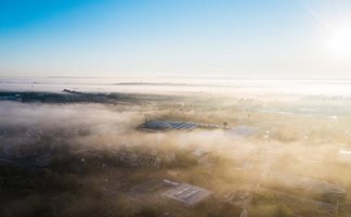 Der Stadtteil Ronhof liegt im Nebel, im Mittelpunkt steht das Stadion der SpVgg Greuther Fürth