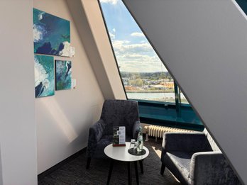 Sitzecke im Excelsior Hotel Nürnberg Fürth mit künstlerischen Leinwänden an der Wand