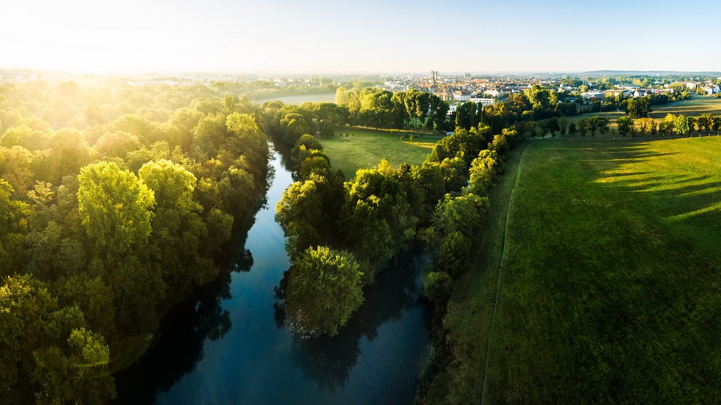 Blick auf die Fürther Spitz, wo Pegnitz und Rednitz zur Regnitz werden, umgeben von grüner Natur und Stadtpanorama