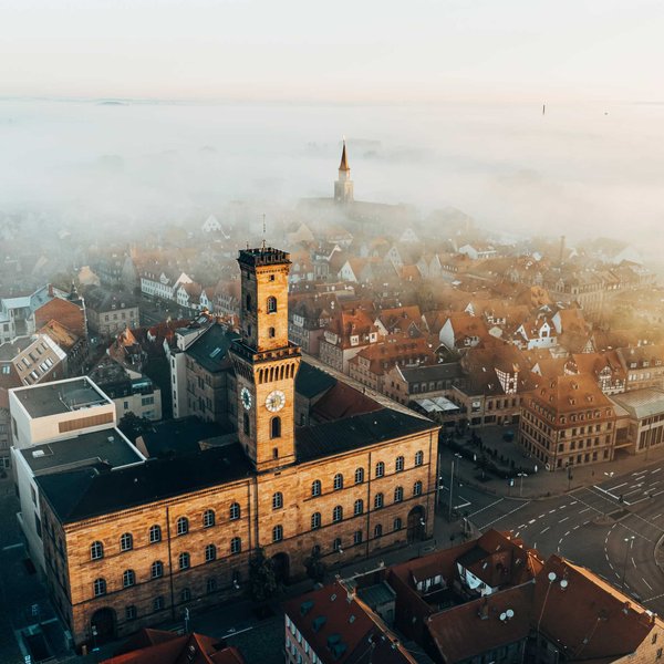 Nebelverhangene Altstadt, in der die Türme des Fürther Rathaus und von St. Michael aus dem Dunst aufragen