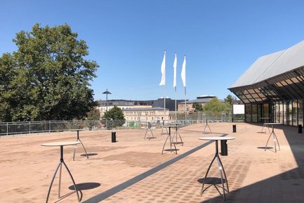 Große Uferterrasse der Stadthalle Fürth bei blauem Himmel, ideal für Außenveranstaltungen