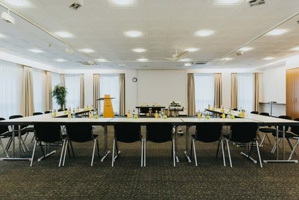 Geräumiger Konferenzraum im Hotel Forsthaus Fürth mit Teppichboden und Rechteckbestuhlung