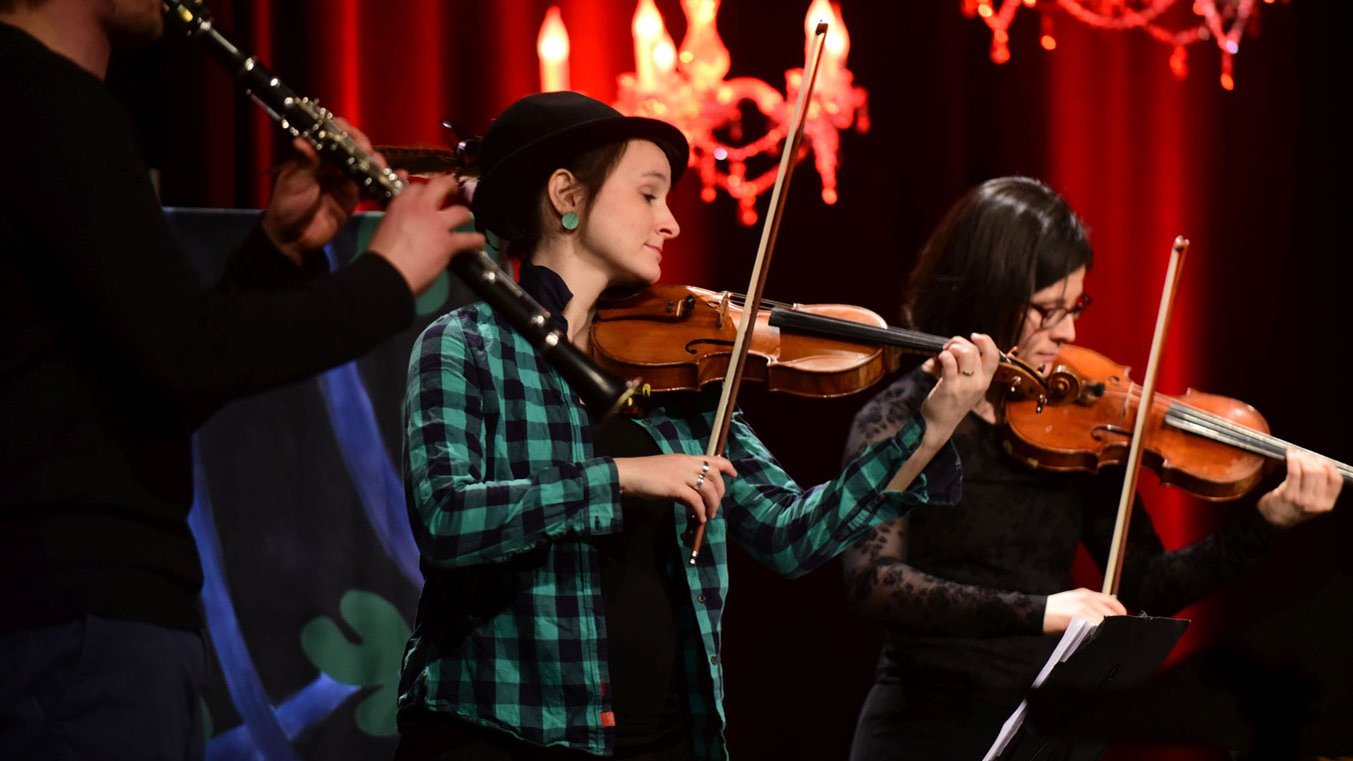 Zwei Musikerinnen spielen Geige und ein Musiker Klarinette beim Jewish Music Today Festival