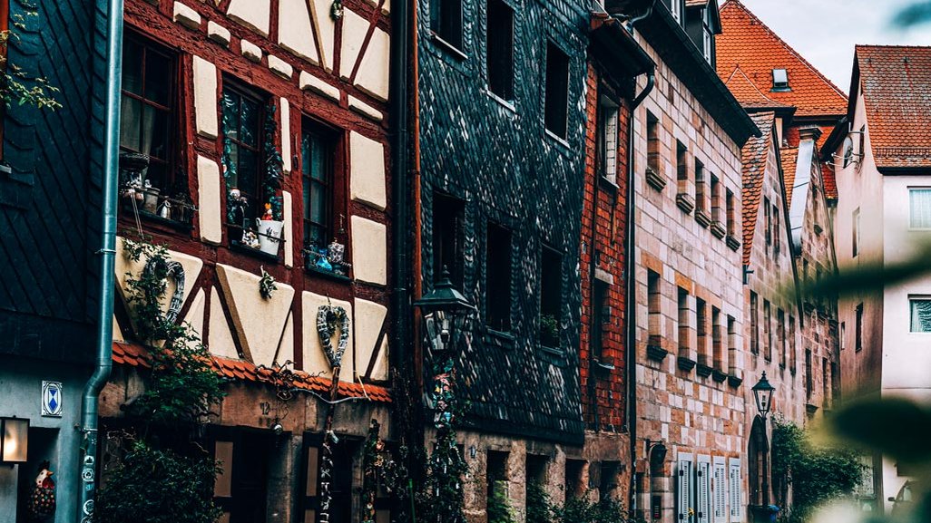 Die Schindelgasse in Fürth zeigt Fachwerk, Schiefertafel und Sandstein als prägende Baustile.