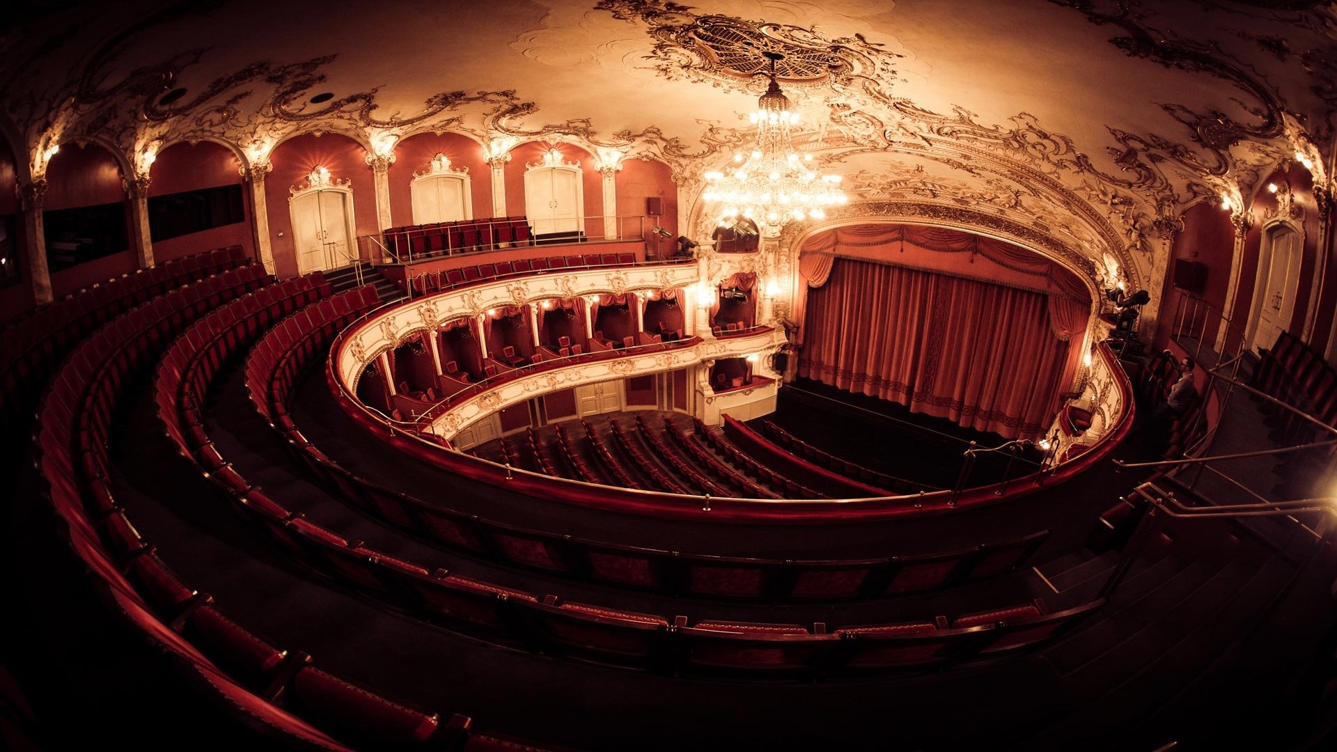 Blick aus dem Oberrang auf das prächtige Interieur des Stadttheaters Fürth im Stil des Neurokoko.