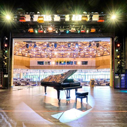 Großes Piano auf der Bühne der Fürther Stadthalle vorbereitet für das bevorstehende Konzert