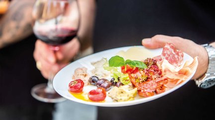 Platte mit kleinen Häppchen und Glas Wein auf dem Fürther Markt in Fürth, ideal für Verkostungen