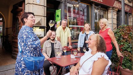 Gruppe von Menschen trinkt Wein in einem Restaurant in Fürth, kulinarische Atmosphäre und Geselligkeit.