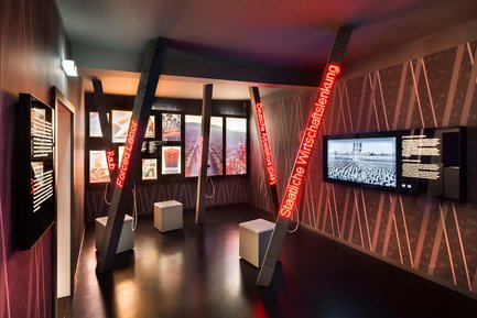 Barrierefreies Museum Ludwig Erhard Zentrum mit Exponaten für Besucher:innen