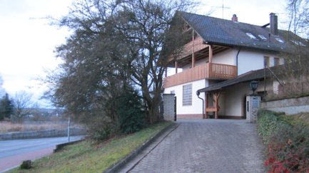 Hofeinfahrt zur Ferienwohnung mit Hausansicht und großem Balkon in Fürth