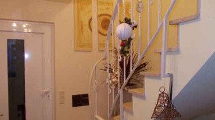 Dekorativ gestaltetes Treppenhaus im Apartment Angelika in Fürth