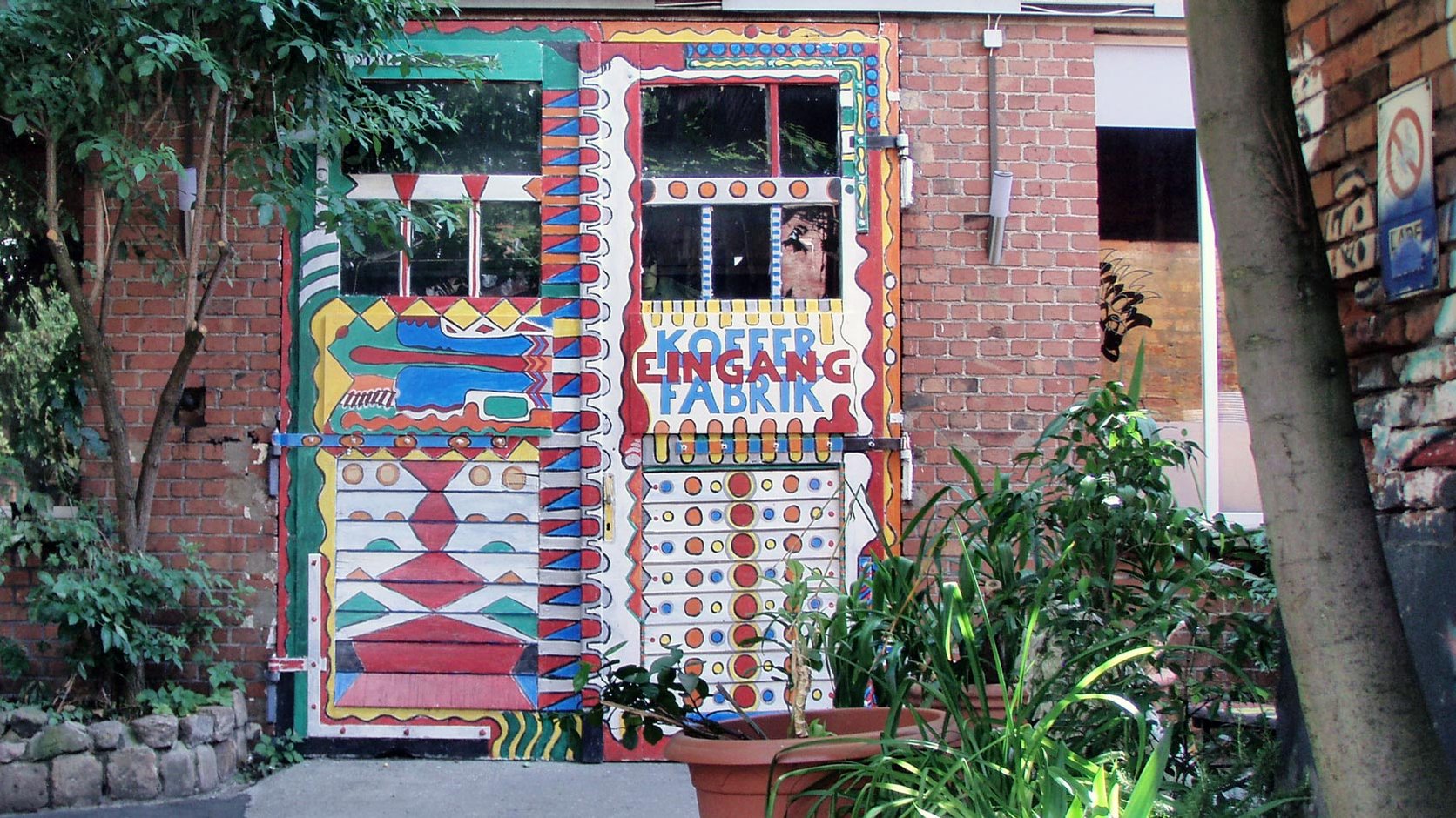 Eingang zur Kofferfabrik Fürth, Ort für Konzerte, Kulturveranstaltungen und kreative Begegnungen.