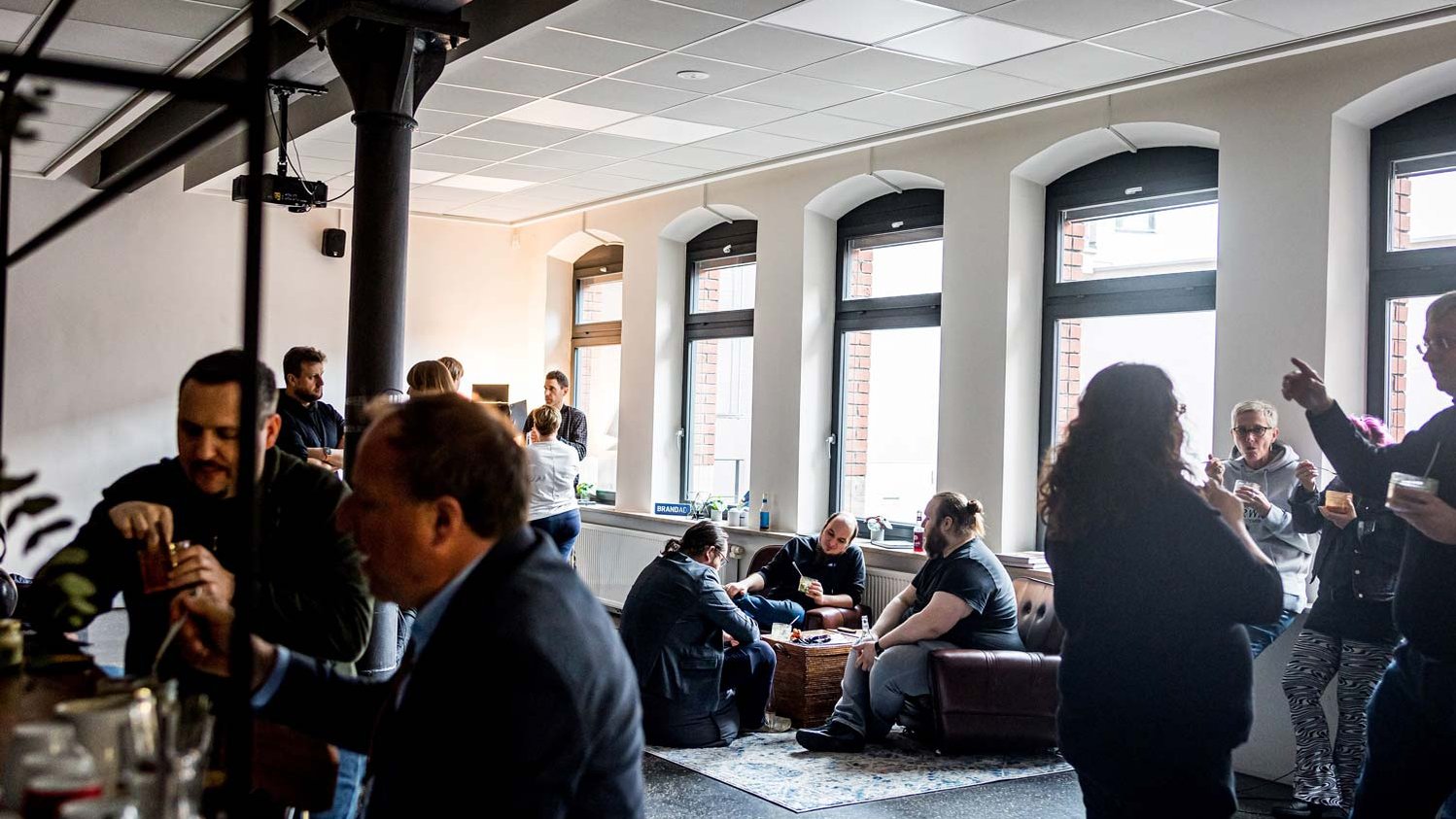 Heller, gemütlicher Raum im WORK IN Fürth mit Sesseln und Stehmöglichkeiten