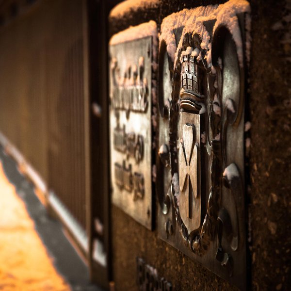 Plakette mit abgewandeltem Stadtwappen an der Ludwigsbrücke in Fürth