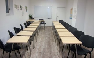 Arbeitsraum in der Location Matilde Fürth mit kleinen Tischen und Stühlen für kleine Gruppen