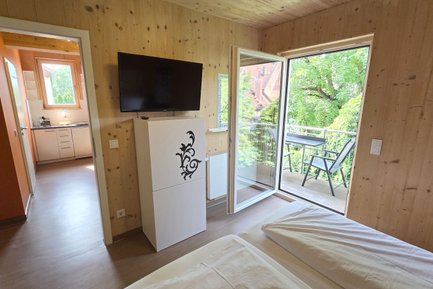 Blick vom Schlafzimmer zur Küche und auf den Balkon bei Natalia Apartments & Gästehaus in Fürth