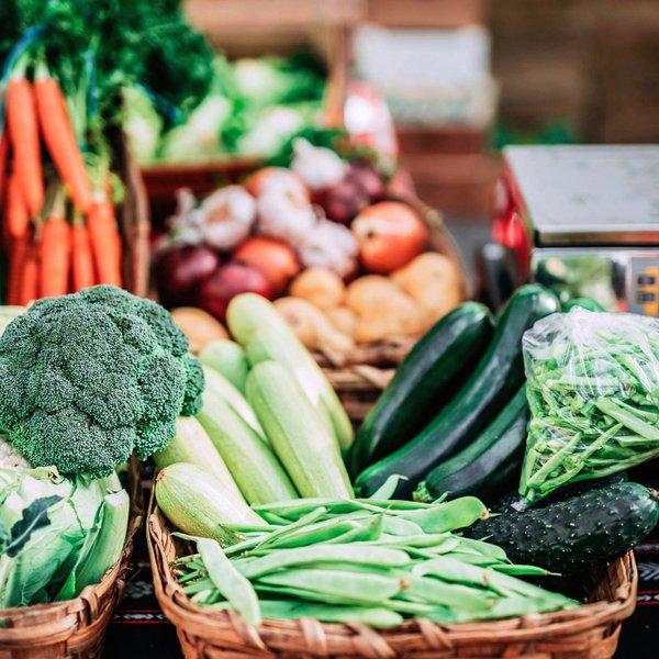 Bunte frische Gemüsesorten auf dem Bauernmarkt in Fürth