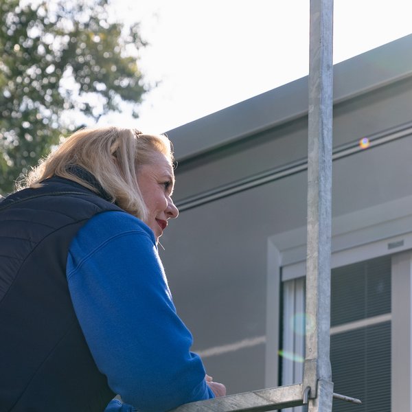 Hanni trinkt Kaffee auf der Terrasse ihres Wohnmobils und bereitet sich auf die Michaelis-Kirchweih vor.