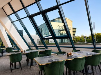 Großer Essbereich im Excelsior Hotel Nürnberg Fürth mit für die Gäste gedeckten Tischen