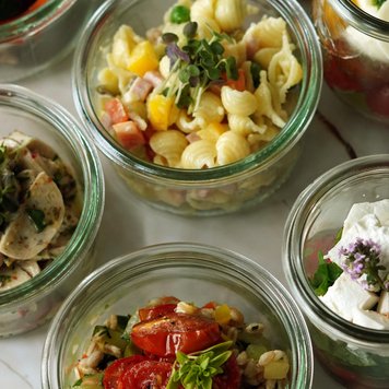 Nahaufnahme von verschiedenen Fingerfood-Varianten in Gläsern im Frankies Hofladen Fürth