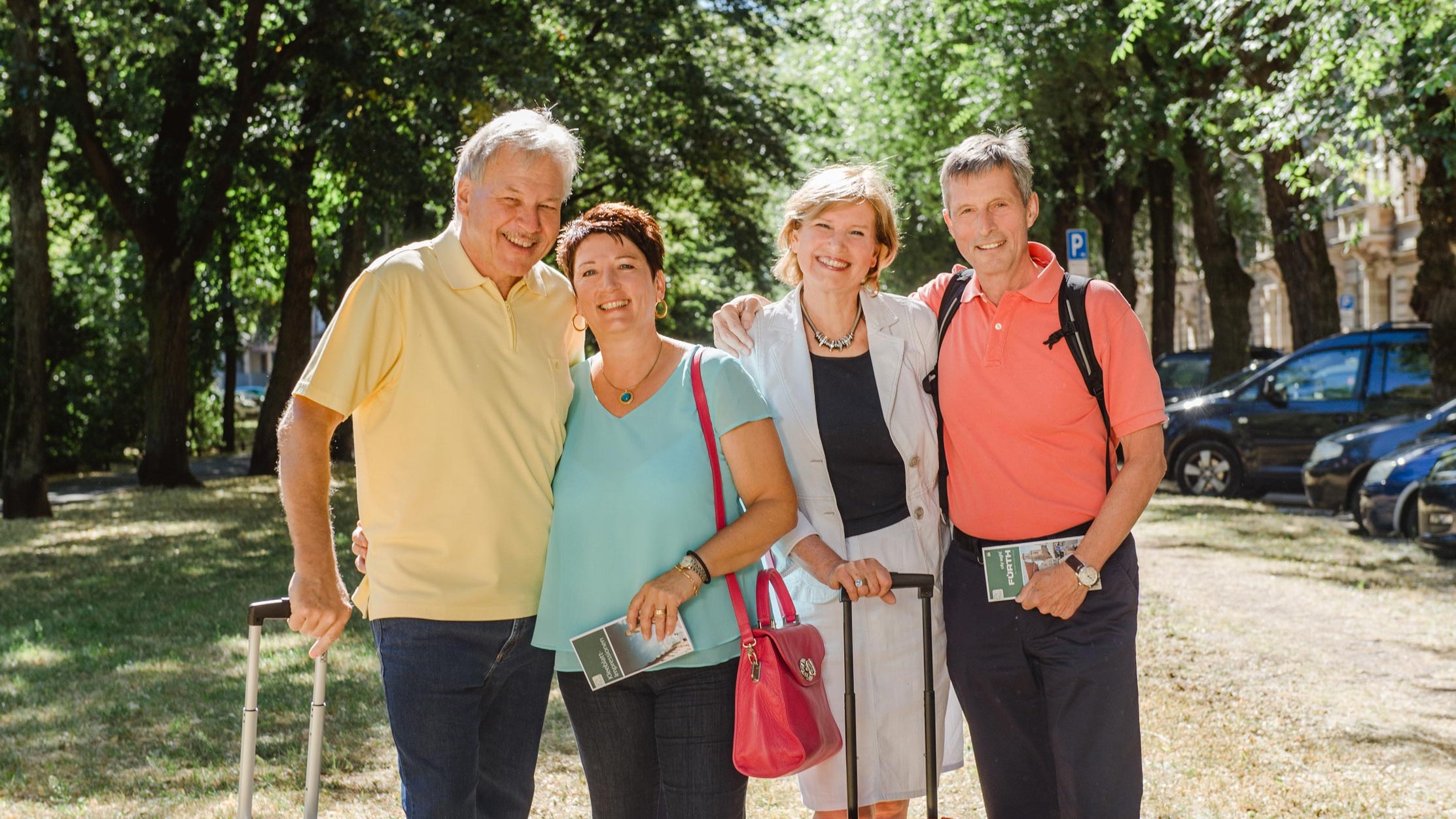 Zwei Pärchen im Best-Ager-Alter in der Willy-Brandt-Anlage in Fürth, bereit für die Entdeckungstour.
