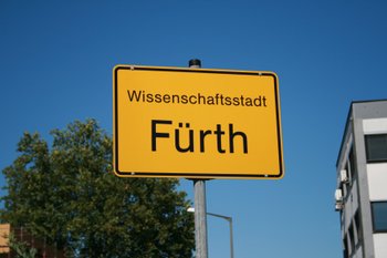Ortseingangsschild von Fürth mit dem Hinweis auf den Titel Wissenschaftsstadt