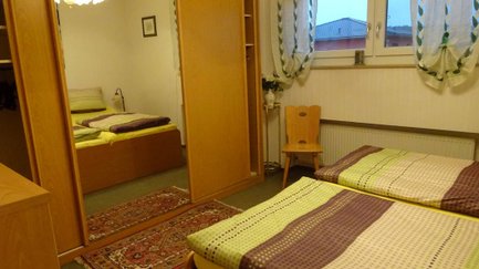 Doppelzimmer im Apartment Angelika in Fürth mit Sitzgelegenheit und großem Kleiderschrank