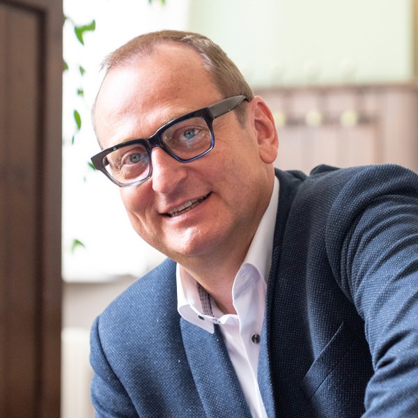 Komödiant Volker Heißmann im Grüner Brauhaus im Berolzheimerianum lächelt entspannt.