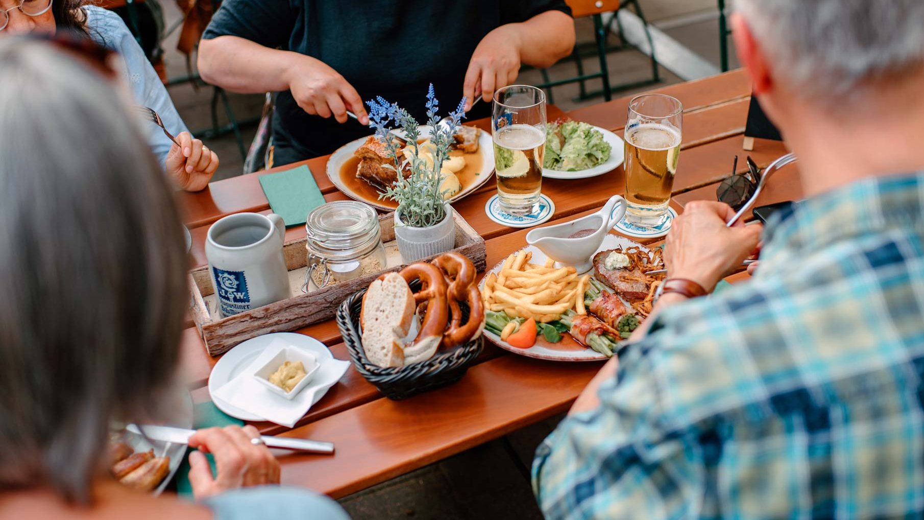 Vier Personen essen gemeinsam fränkische Spezialitäten in Fürth