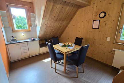 Gemütlicher Essplatz in der Küche von Natalia Apartments & Gästehaus in Fürth