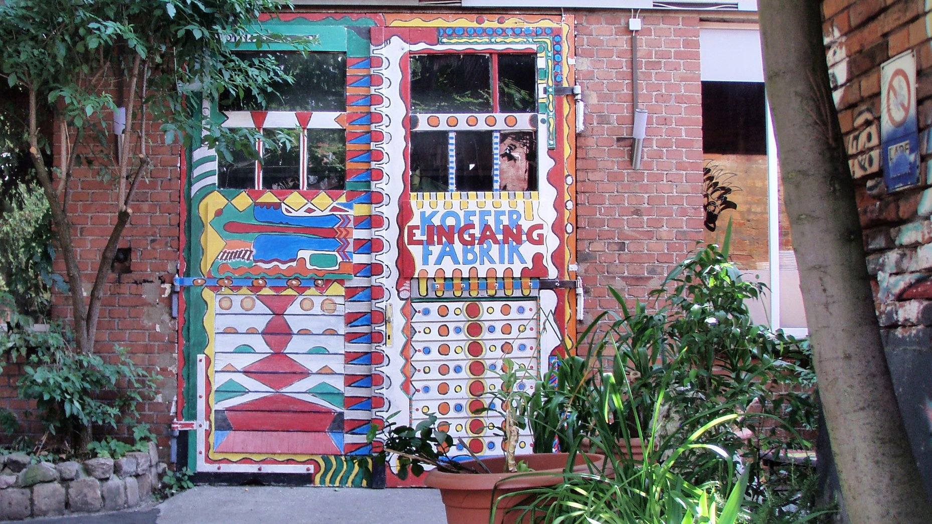Eingang zur Kofferfabrik Fürth, Ort für Konzerte, Kulturveranstaltungen und kreative Begegnungen. 