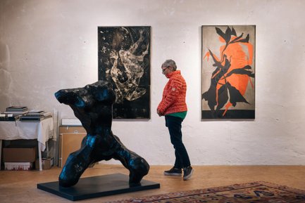 In einer offenen Werkstatt des Fürther Gastspiels steht eine Skulptur im Fokus und bietet Einblick in kreative Arbeit