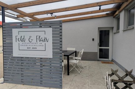 Gemütliche Terrasse der Ferienwohnung Feld & Flair in Fürth für entspannte Stunden im Freien