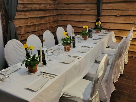 Festlicher Raum im Alten Forsthaus Fürth mit rustikalem Charme und eleganter Dekoration