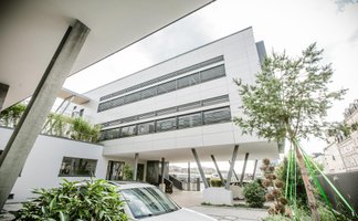 Modernes, markantes Gebäude des iba Forum Fürth mit außergewöhnlicher Architektur in urbanem Umfeld