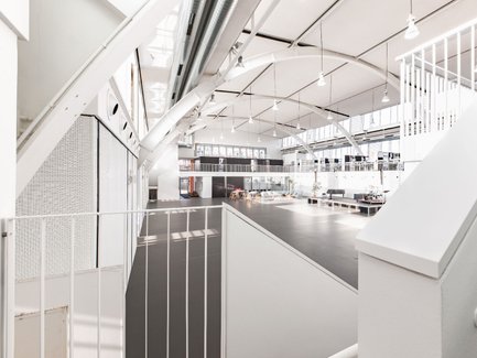 Helle Innenansicht der Grünen Halle Fürth mit weißer Gestaltung, grauem Boden und großzügigem Raum