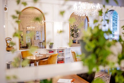 Innenraum des Café Zanetta mit großen verzierten Spiegeln, gemütlichen Sesseln und viel Platz für Feiern