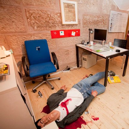 Nachgestellter Tatort im Kriminalmuseum Fürth zeigt die Arbeit der Spurensicherung