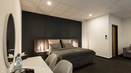 Hotelzimmer in der Location First Class Event Fürth schlicht eingerichtet und gemütlich