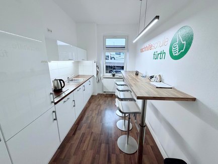 Teeküche im Seminarraum Fürth mit Küchenzeile, Barhockern und Fenster zum Parkhaus