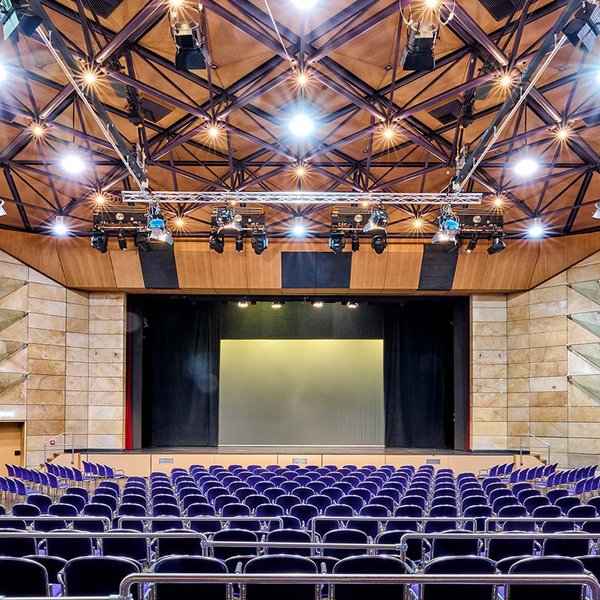 Bestuhlt im großen Saal der Stadthalle Fürth, Blick auf die Bühne mit imposanter Beleuchtung