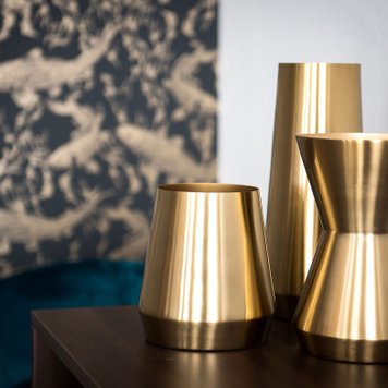 Nahaufnahme moderner Dekoelemente auf einem Tisch im Tagungsraum Freiraum im Werners Boutique Hotel Fürth