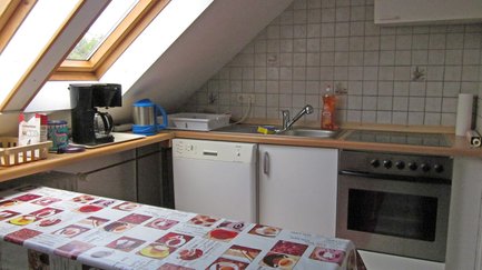 Küche der Ferienwohnung mit Küchenzeile und Esstisch im Fürther Landkreis