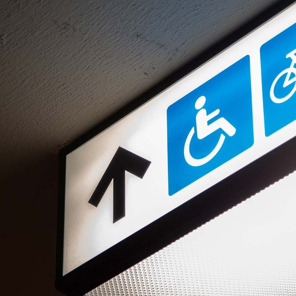 Lichtpunkt mit Rollstuhl-Symbol und Pfeil zeigt barrierefreien Weg für Besucher:innen